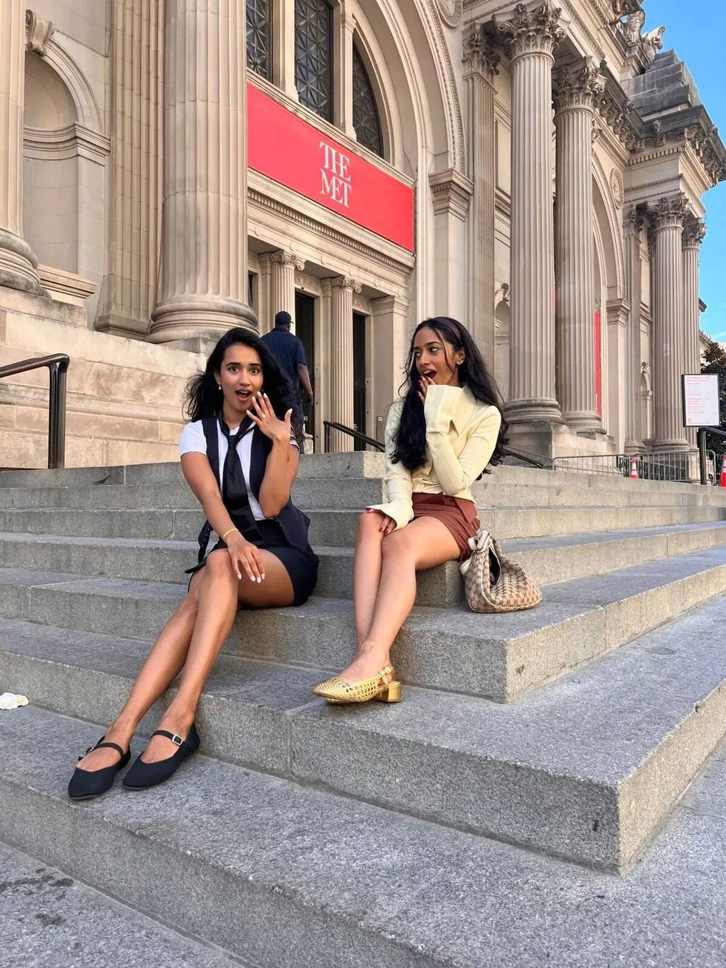 Two guests doing Blair and Serena's gossip pose on the Met Steps