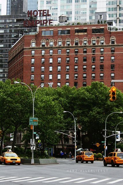 Exterior del edificio The Empire Hotel de día con taxis amarillos en West 63rd Street — lugar de rodaje de Gossip Girl Tours en NYC