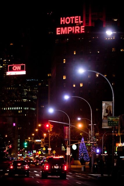 El letrero de neón de The Empire Hotel iluminado de noche sobre el tráfico de Broadway — hotel de Chuck Bass, Gossip Girl Tours New York
