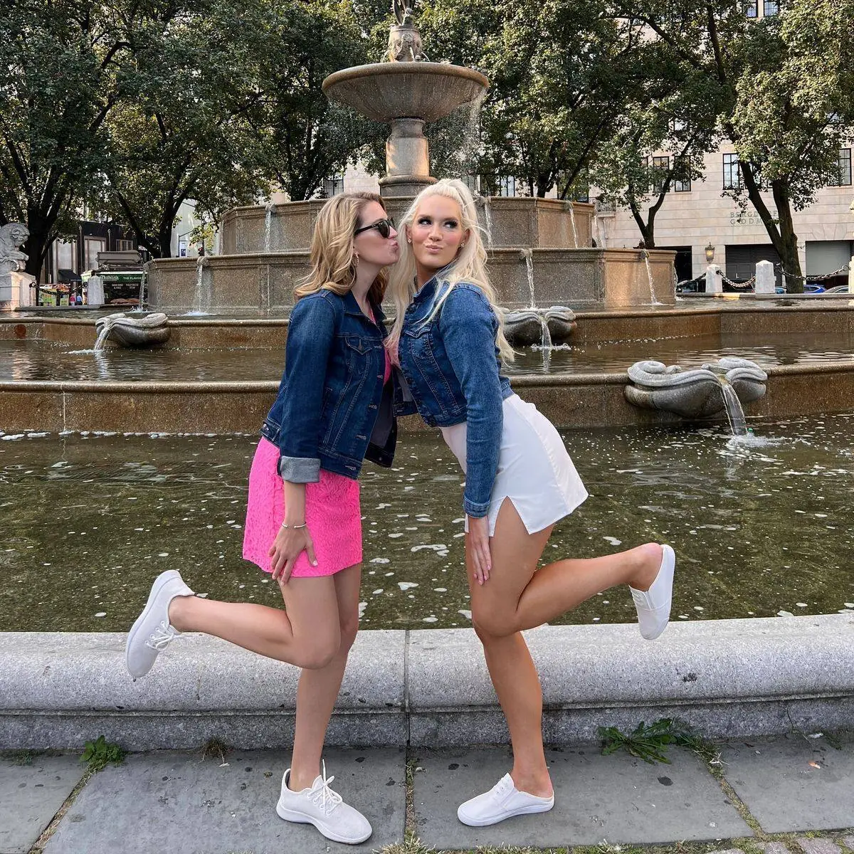 Friendly 60-minute Gossip Girl tour guests at Pulitzer Fountain in New York City