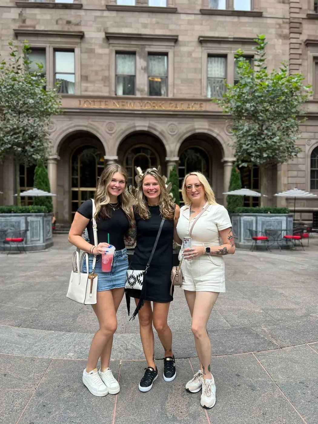 Gäste der Gossip Girl Tours im Innenhof des Lotte New York Palace in New York City